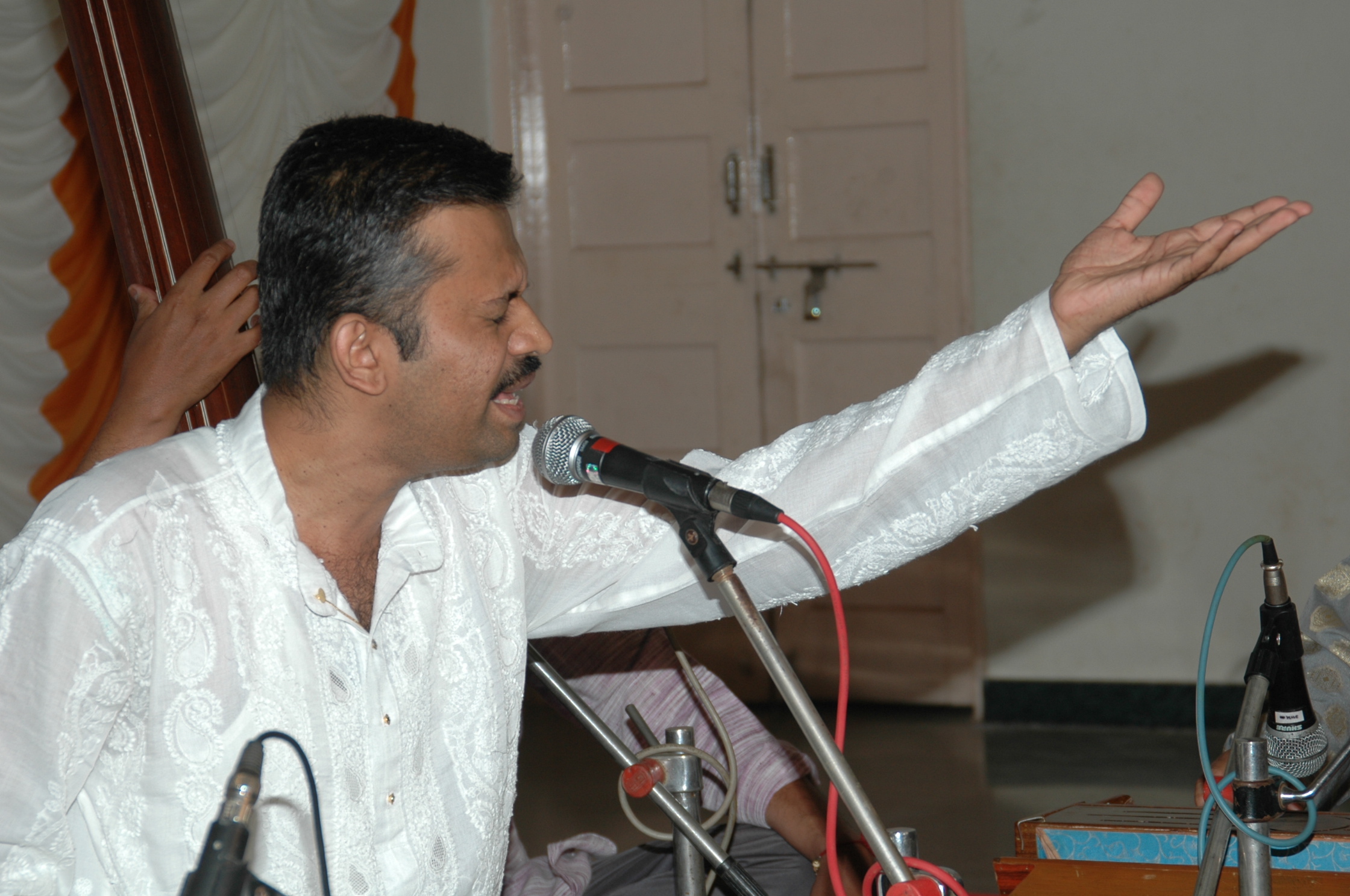 Mukul Kulkarni in concert at 72nd Aundh Sangeet Mahotsav, photo by Munna Modi