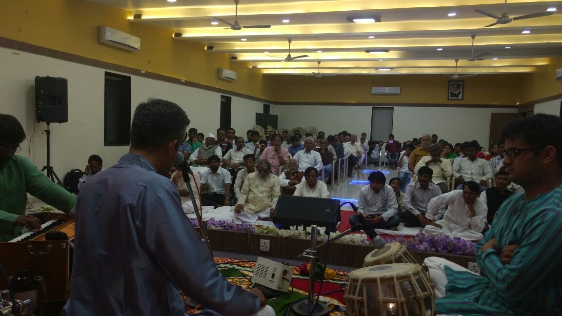 Mukul performing in Ashtawinayak mandir, Latur Tabla: Rishiraj Kulkarni, Harmonium: Shashikant Deshmuk, Tanpura: Harish Kulkarnii 22-10-2016