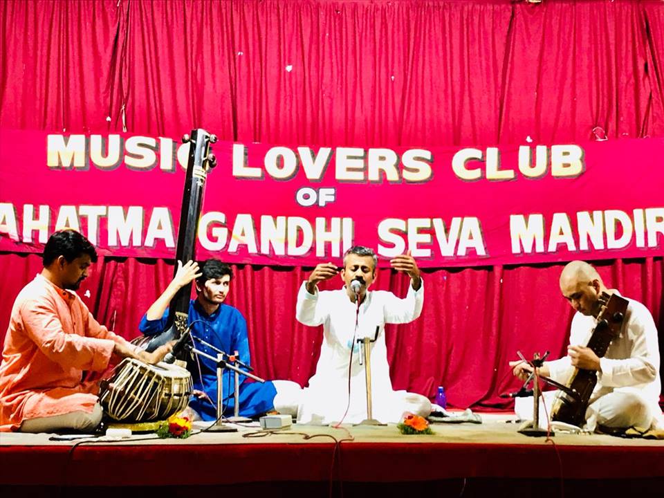 Mukul Kulkarni in concert at Gandhi Seva Mandir, Bandra, Mumbai Jan 28, 2018 Tabla: Shruteendra Katagde Sarangi: Yuji Nakagawa