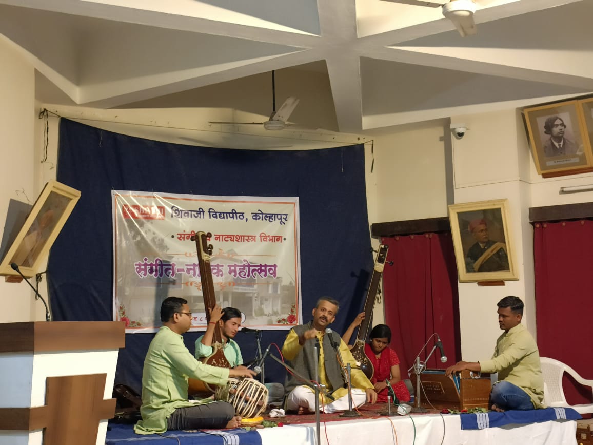 Mukul performing in Sangeet Natak Festival (at Deval club), Shivaji University, Kolhapur. Tabla: Shri Nikhil Bhagat Harmonium: Shri Amit Salokhe Tanpuras: Richa Vora &amp; Mayur Sakri