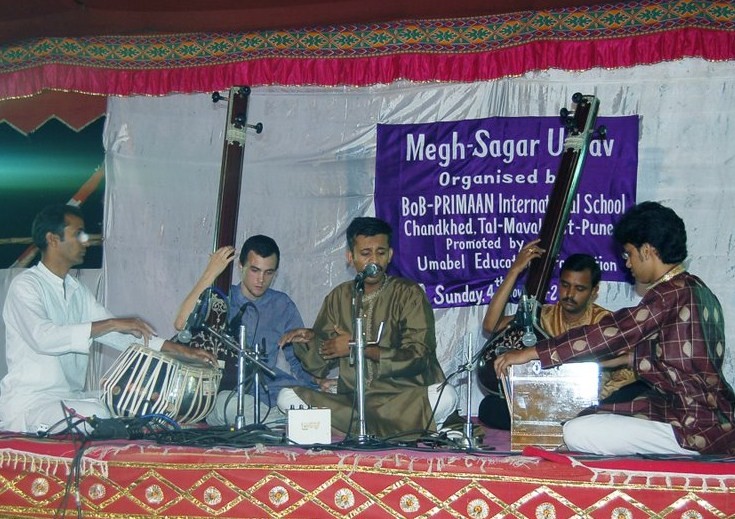 Mukul in performance, Ganesh Tanawade on Tabla, Milind Kulkarni on harmonium, Paul Crowley and Anand Chikte providing tanpura support at Megh Sagar Utsav, Chandkhed