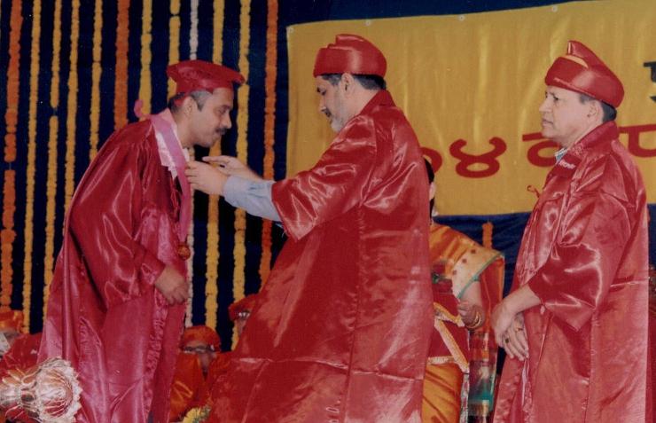 VC Raghunath Shewgaokar awarding Mukul the Gold Medal for topping MA Music exam, University of Pune