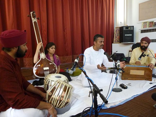 Mukul Kulkarni in concert at Bharat Bhavan, Cambridge, UK July 14, 2013 Tabla: Amritpal Singh, Harmonium: Kaviraj Singh, Tanpura: Shahana Sokhi