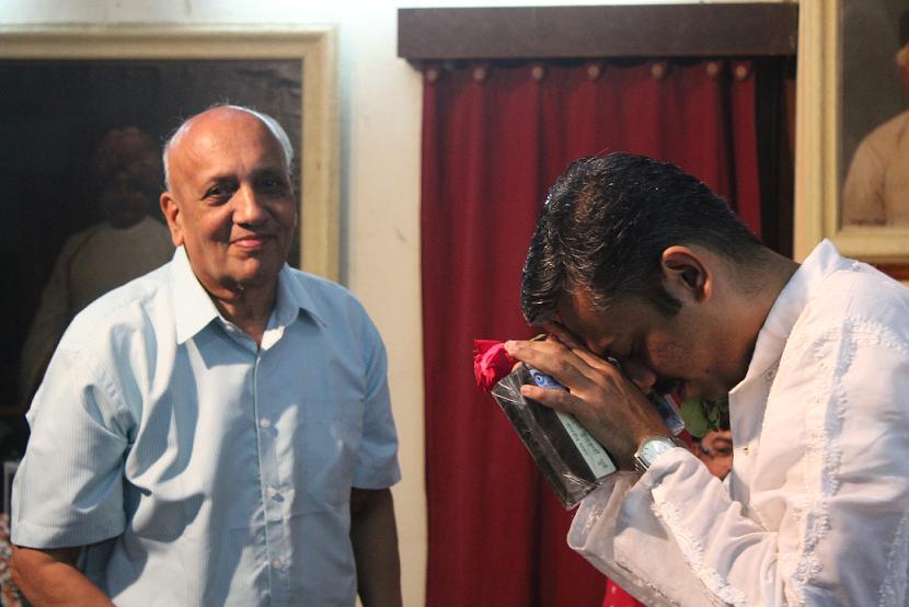 Pandit Arun Kulkarni felicitating Mukul Kulkarni at Sharada Sangeet Sabha, Deval Club, Kolhapur