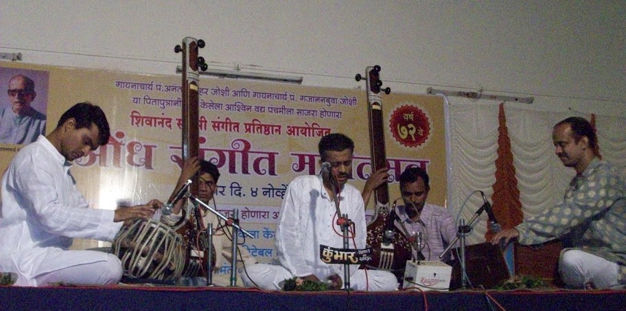 Mukul Kulkarni perfoming in Aundh Mahotsav, Nov 4, 2012. Mukul is accompanied by Shruteendra Katagade on Tabla &amp; Chinmay Kolhatkar on Harmonium