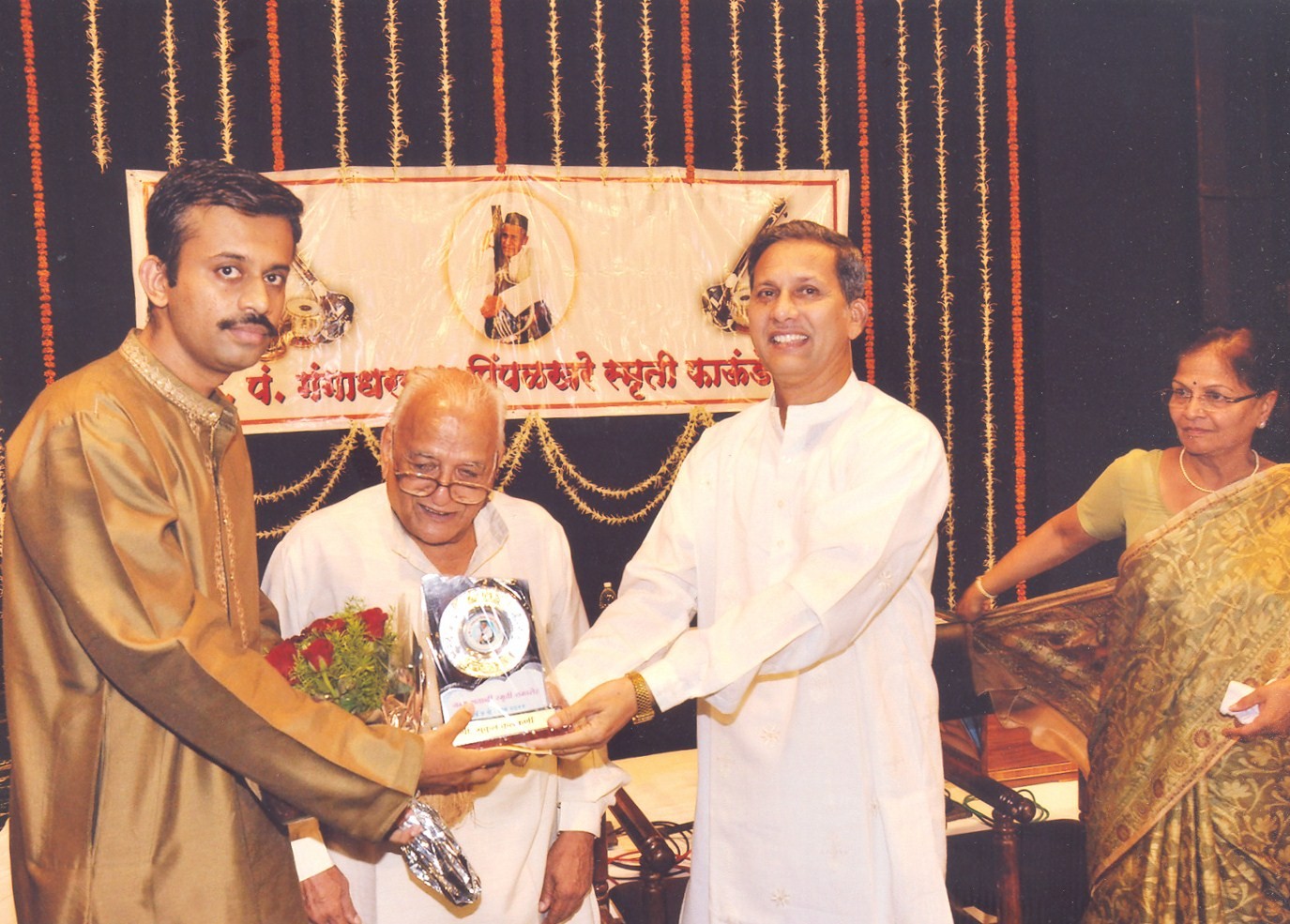 Mukul being presented the Yuva Kalakar Award at the hands of Dr. Vikas Kashalkar, also seen are Vidushi Shobha Abhyankar and Dr. Pimpalkhare, Jun 12, 2011