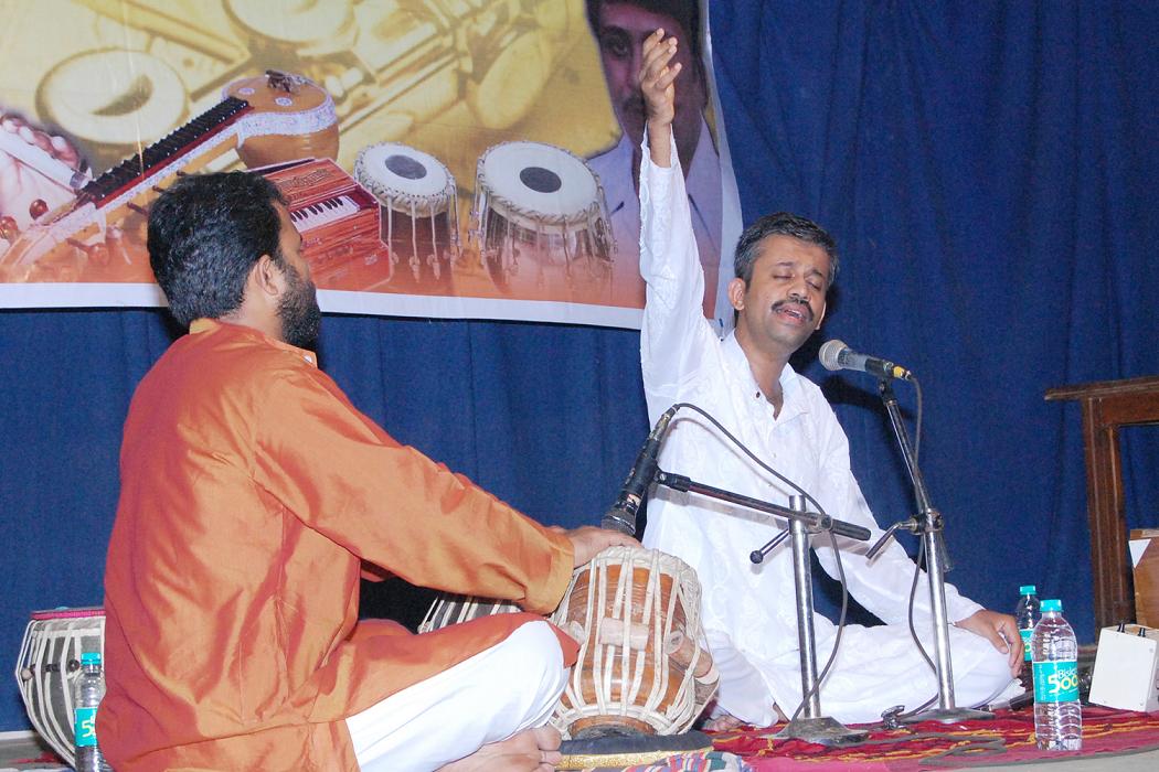 Mukul Kulkarni in performance at Late Duble Smriti Samaroh, Vengurla Organized by Priyanshu, Parvari and Directorate of Art &amp; Culture, Goa Tabla accompaniment by Shri Amar Mhopkar May 25, 2013